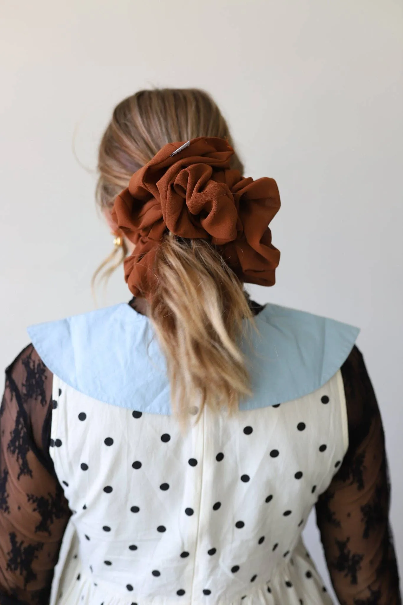 BROWN JUMBO SCRUNCHIE