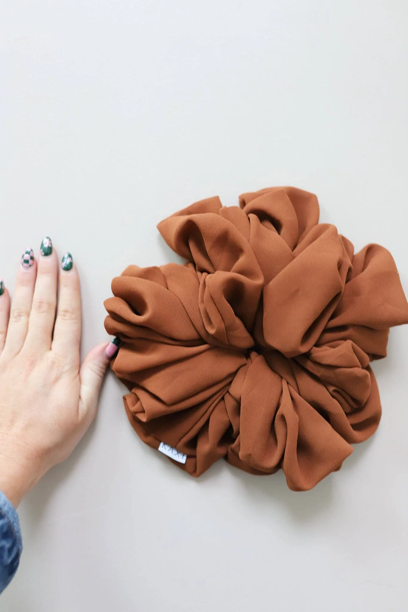 BROWN JUMBO SCRUNCHIE