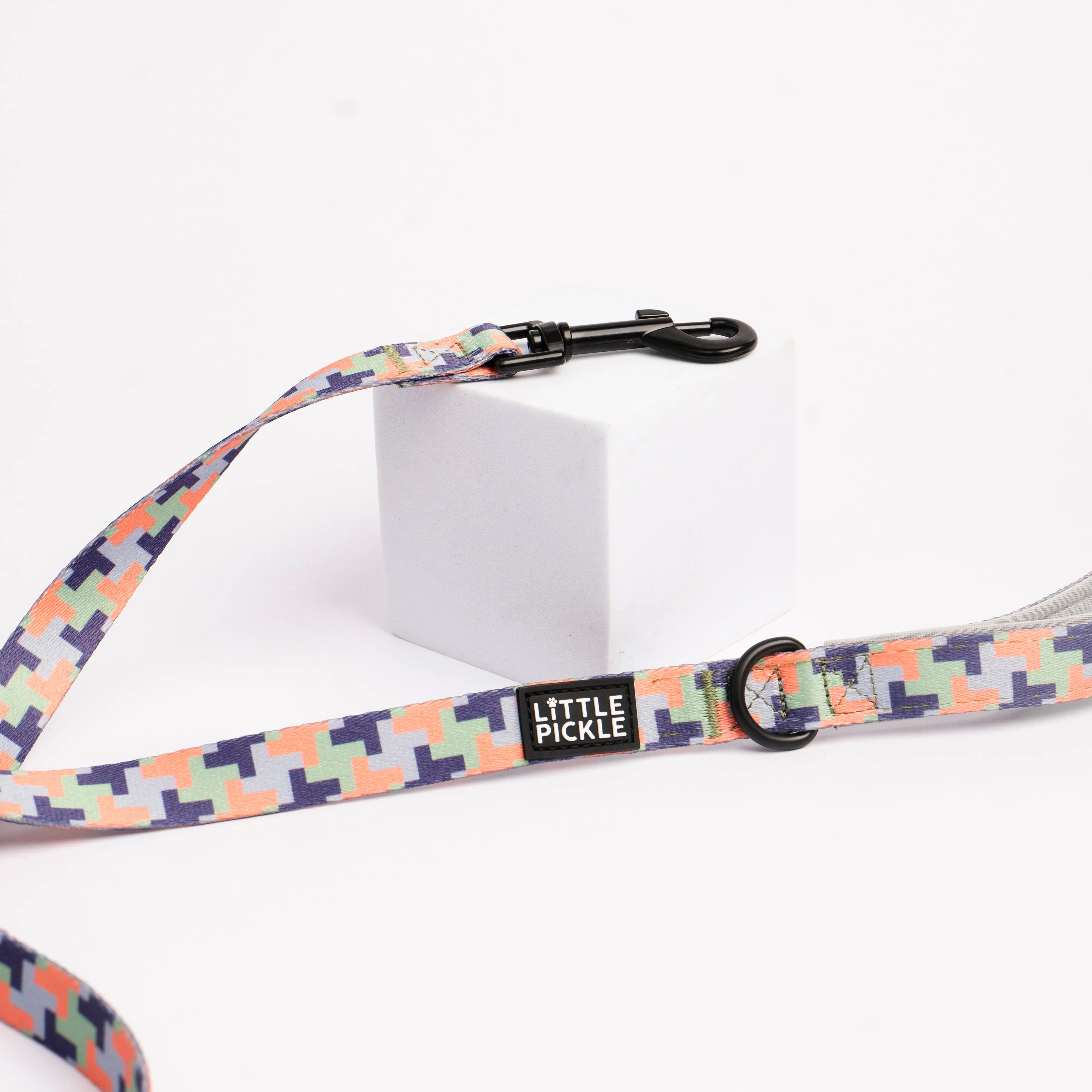 Classic Comfort Leash in Puzzler Design