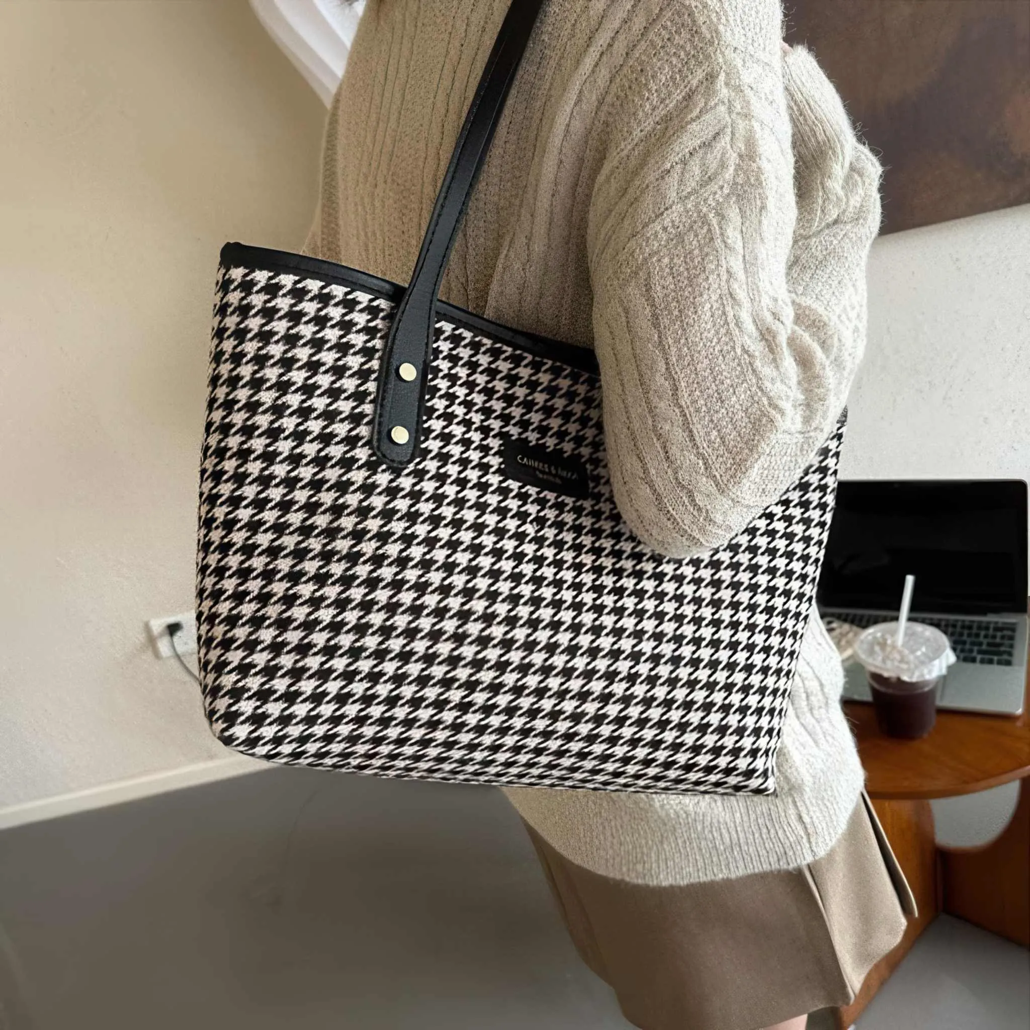 Glow Chic's Houndstooth Shoulder Bag – Winter Fashion Commuting Handbag with Large Capacity for Casual Shopping