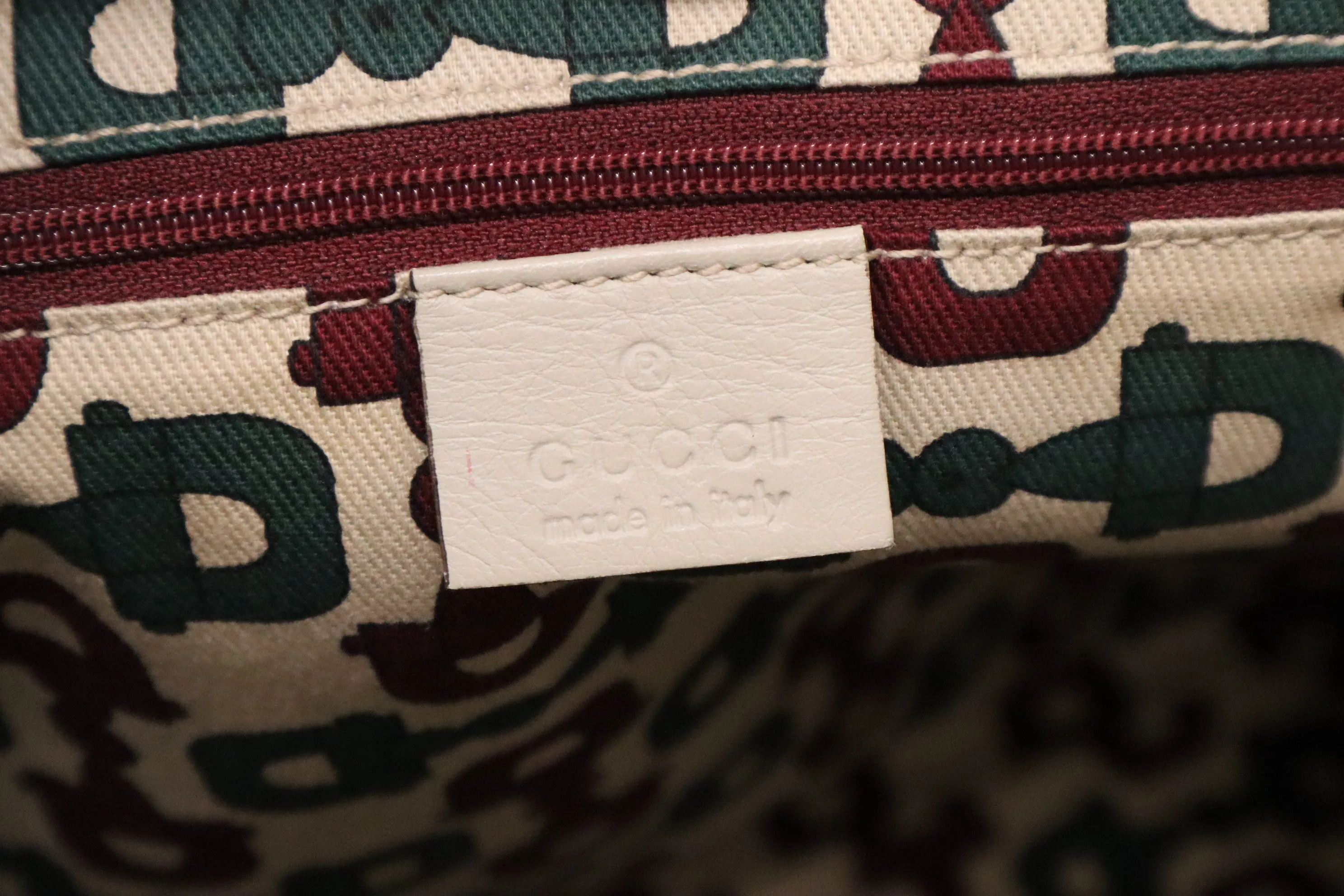 Gucci Crossbody in White Guccissima Leather