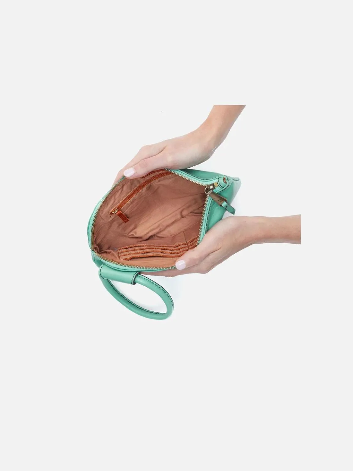 HOBO Sable Wristlet: Polished Leather