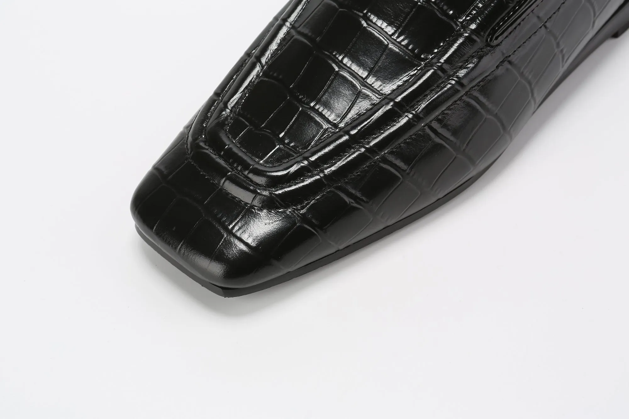 Ladies Embossed-Croc Leather Loafers