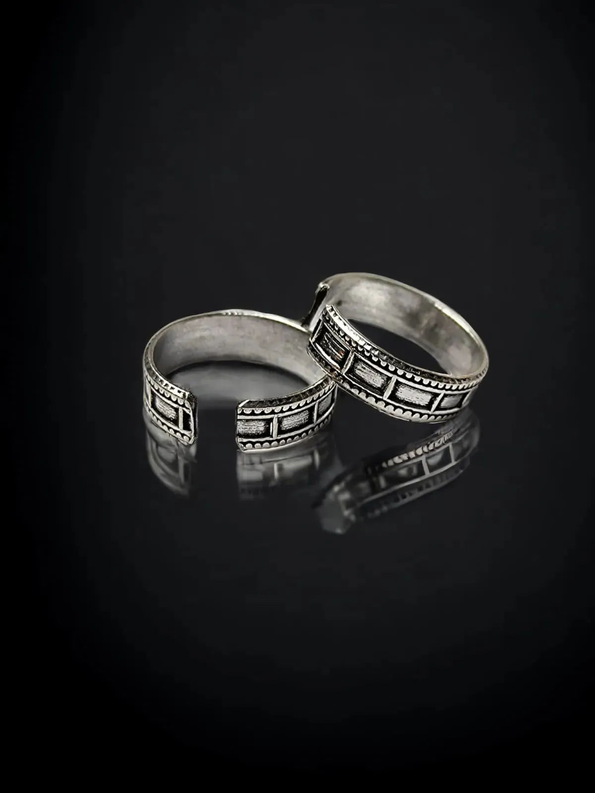 Saanvi Silver Oxidized Toe Rings