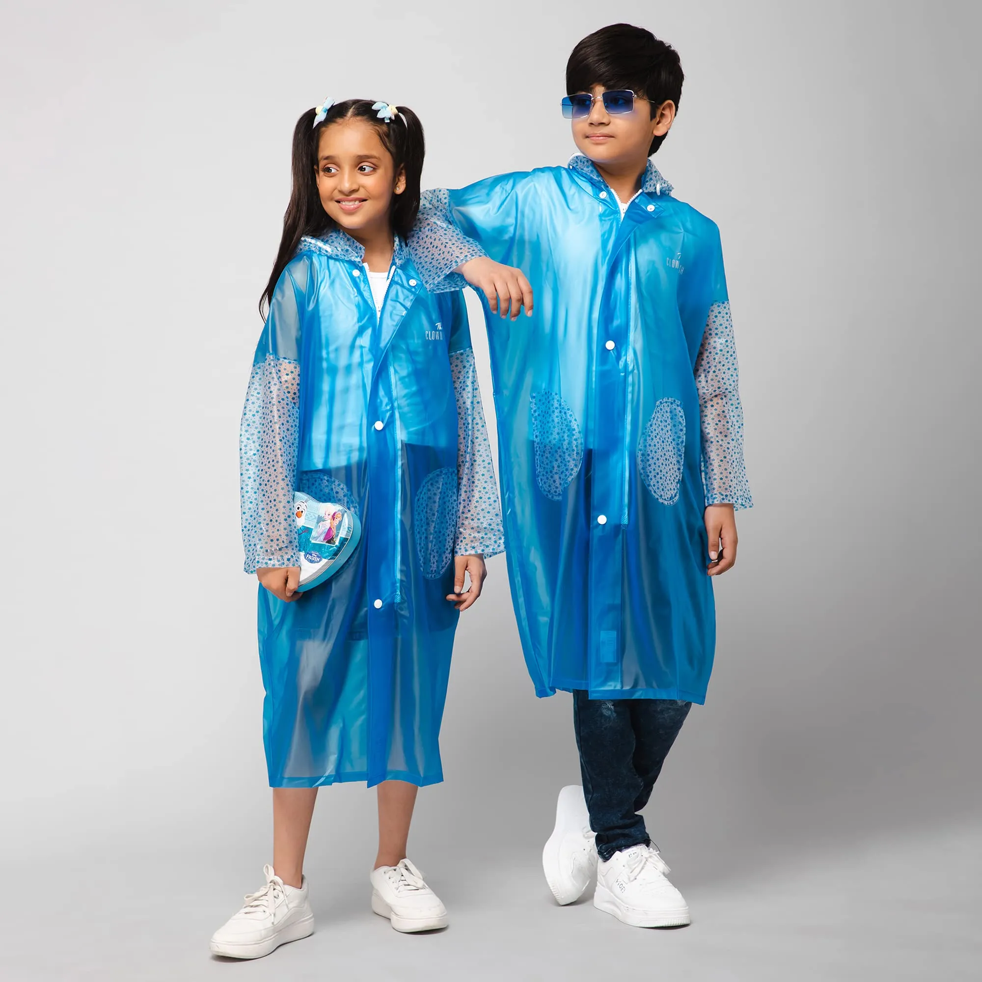 THE CLOWNFISH Shower Saver Series Unisex Kids Waterproof Single Layer PVC Longcoat/Raincoat with Adjustable Hood. Age-3-4 Years (Sky Blue)