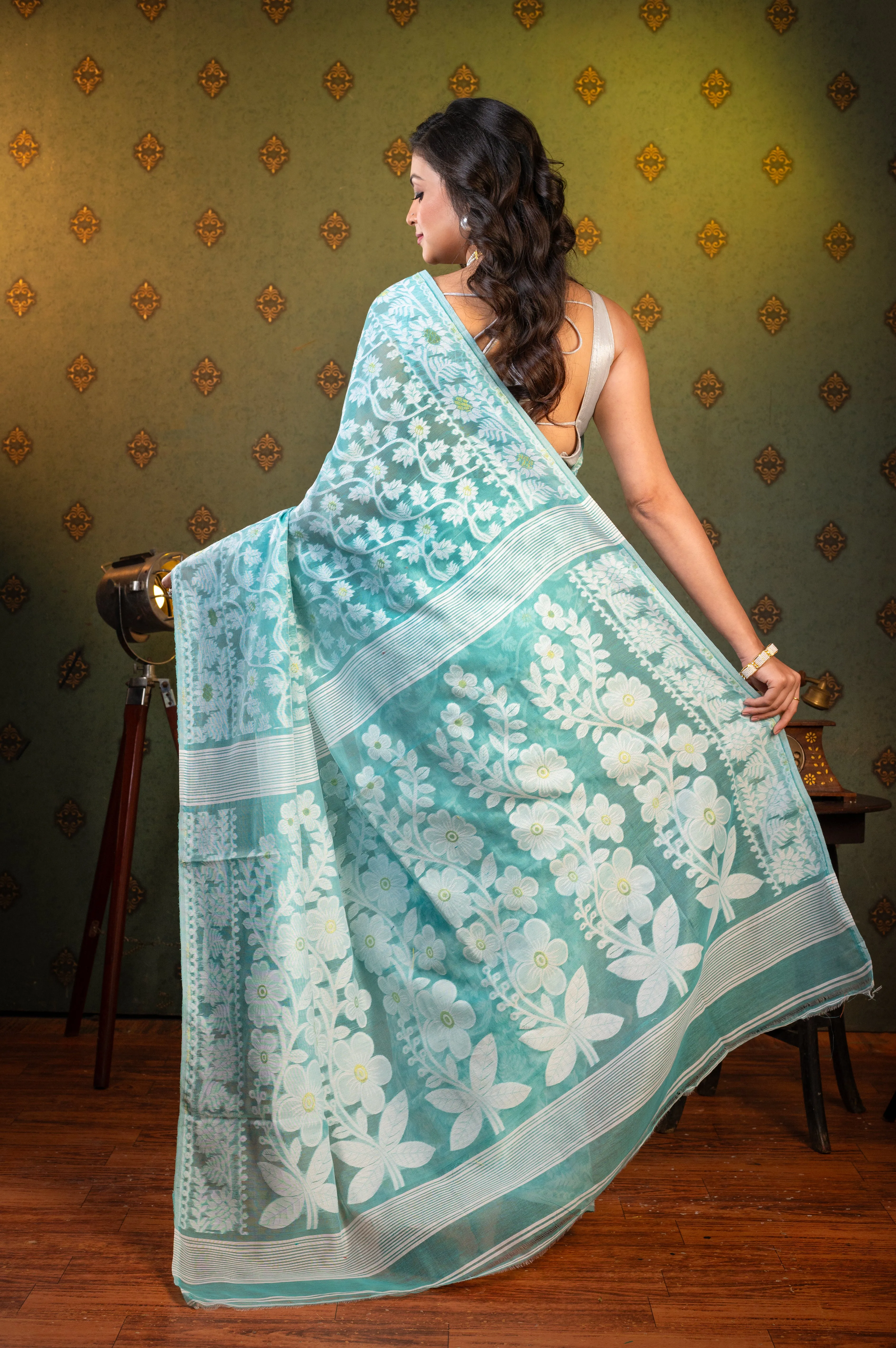 Women Turquoise Blue Cotton Jamdani Saree With Off-White Floral Woven Motifs